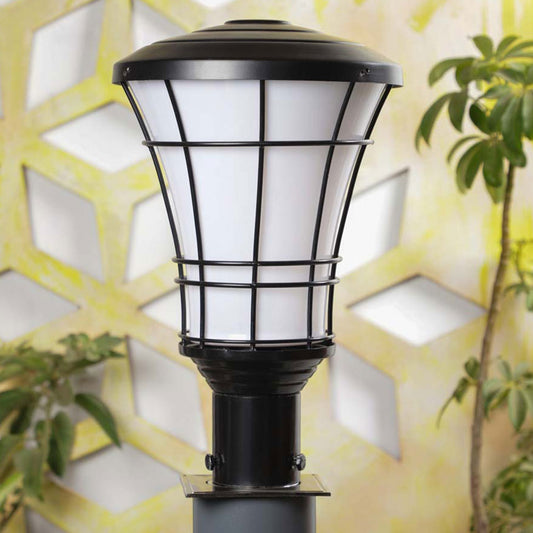 Black Framed Traditional Warm Outdoor Gate Light