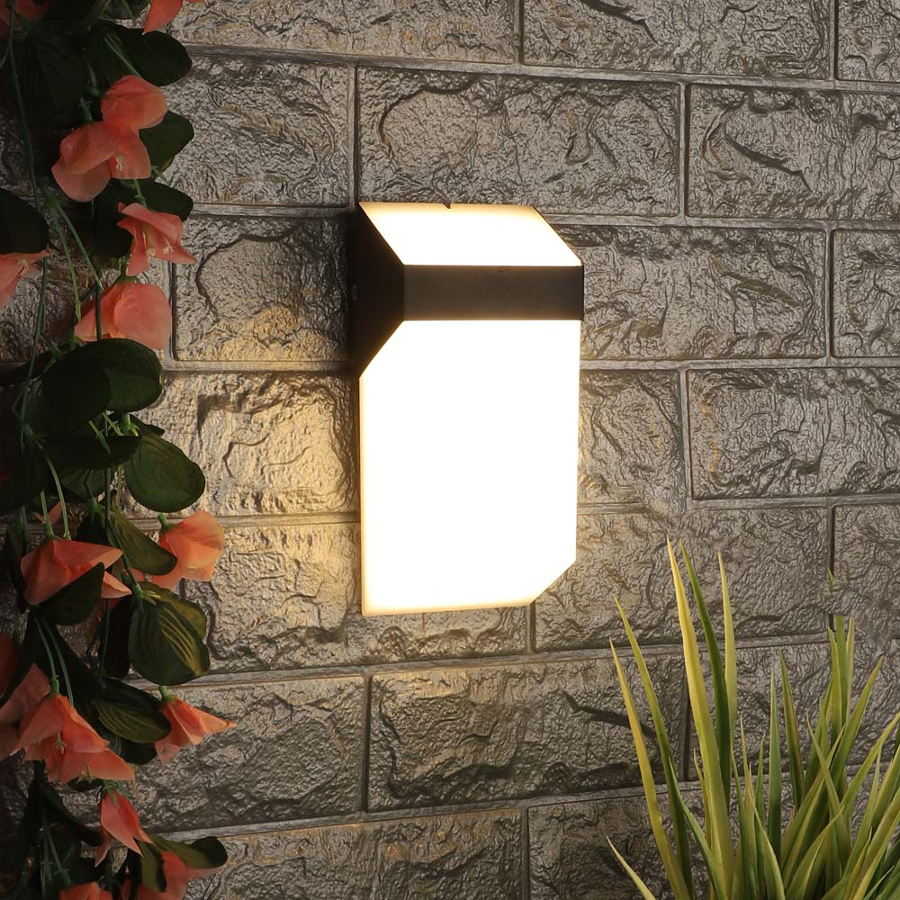 Vouguish Designer Warm Outdoor Wall Fixture